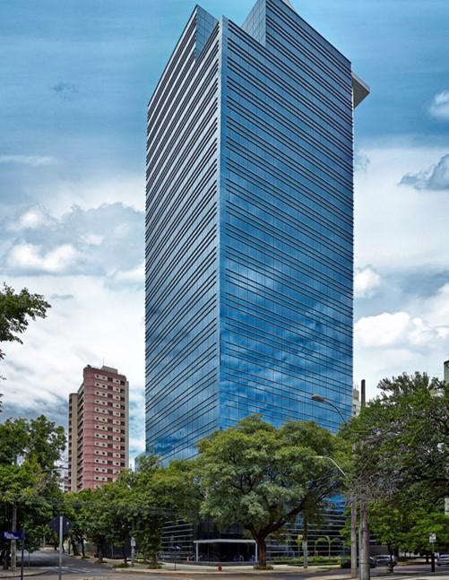 Edifício comercial de vidro espelhado cercado por árvores