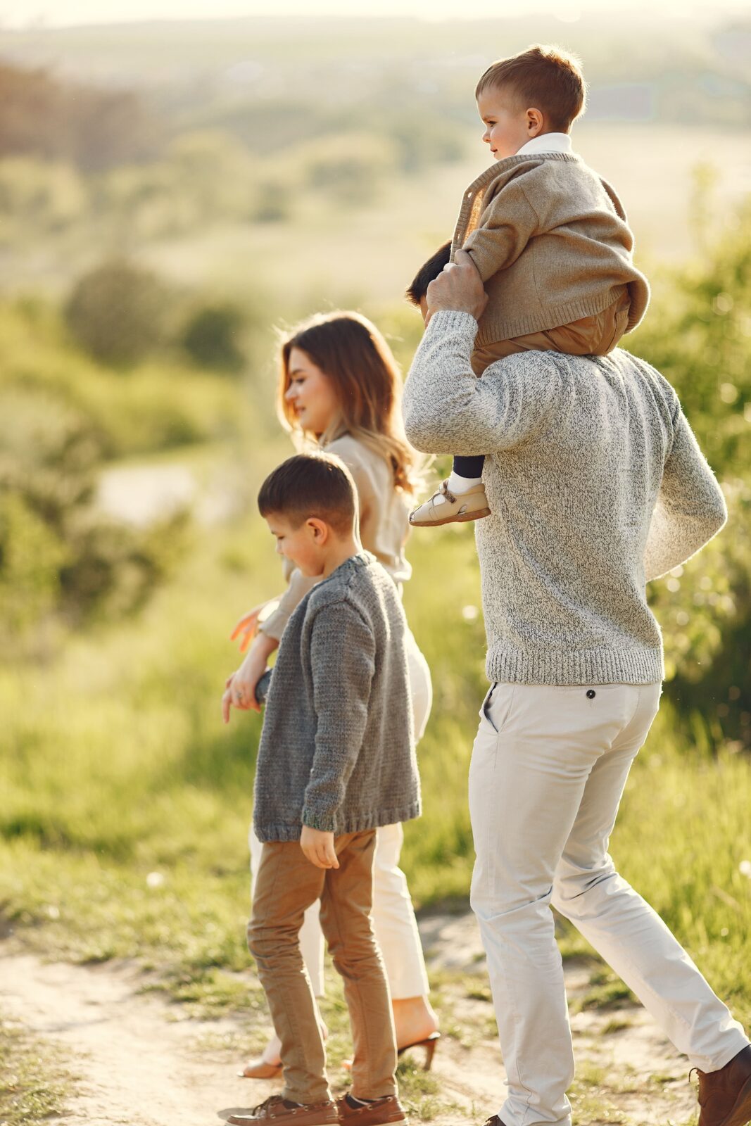 Família caminhando ao ar livre em um campo